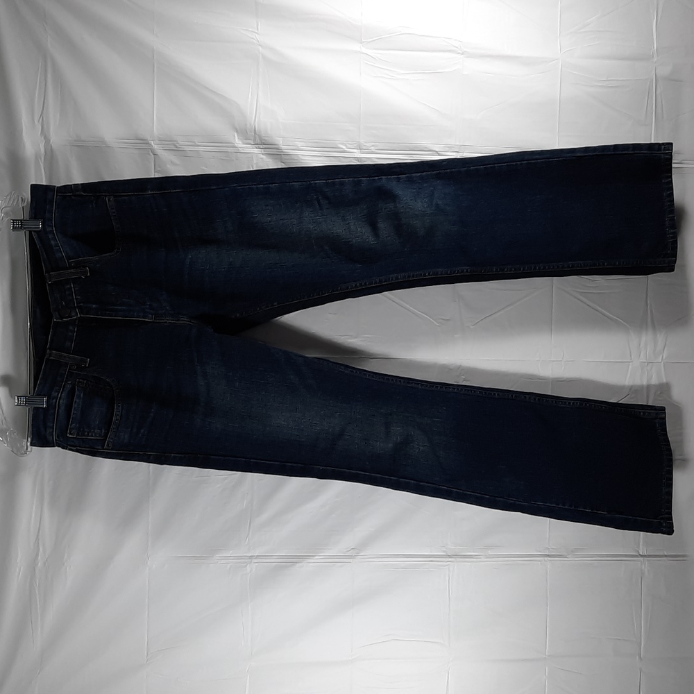 LEVI STRAUSS & CO blue jeans. Sz 32W. 32L